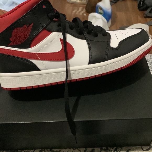 Brand new Jordan1 mids Mens/Youth size 9 - Picture 3 of 5